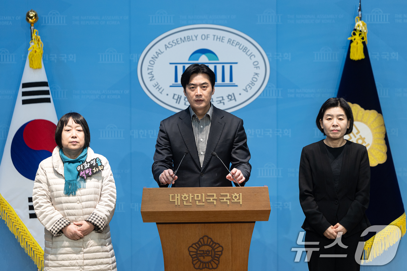 (서울=뉴스1) 이승배 기자 = 한준호 더불어민주당 의원과 이화영 전 경기도 평화부지사의 부인 백정화 씨가 27일 서울 여의도 국회 소통관에서 대북송금 사건 국정조사, 이 전 부지 …