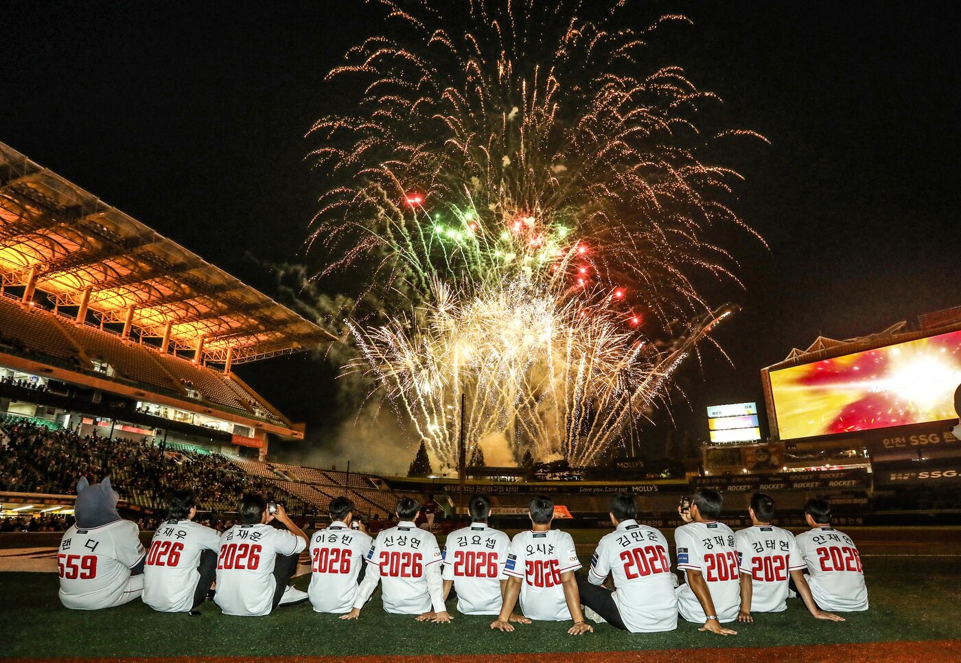 본문 이미지 - SSG 랜더스의 홈구장 불꽃놀이가 수요일에도 진행된다. (SSG 제공)