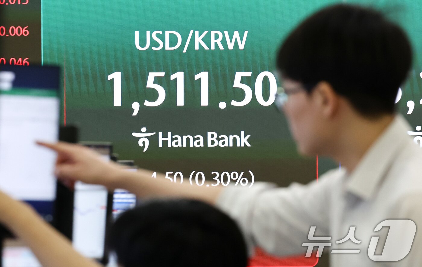 본문 이미지 - 미국·이란의 휴전 기대감이 낮아지며 원·달러 환율이 상승하고 있는 27일 오전 서울 중구 하나은행 딜링룸 전광판에 원·달러 환율이 1511.5원을 표시하고 있다. 2026.3.27 ⓒ 뉴스1 최지환 기자