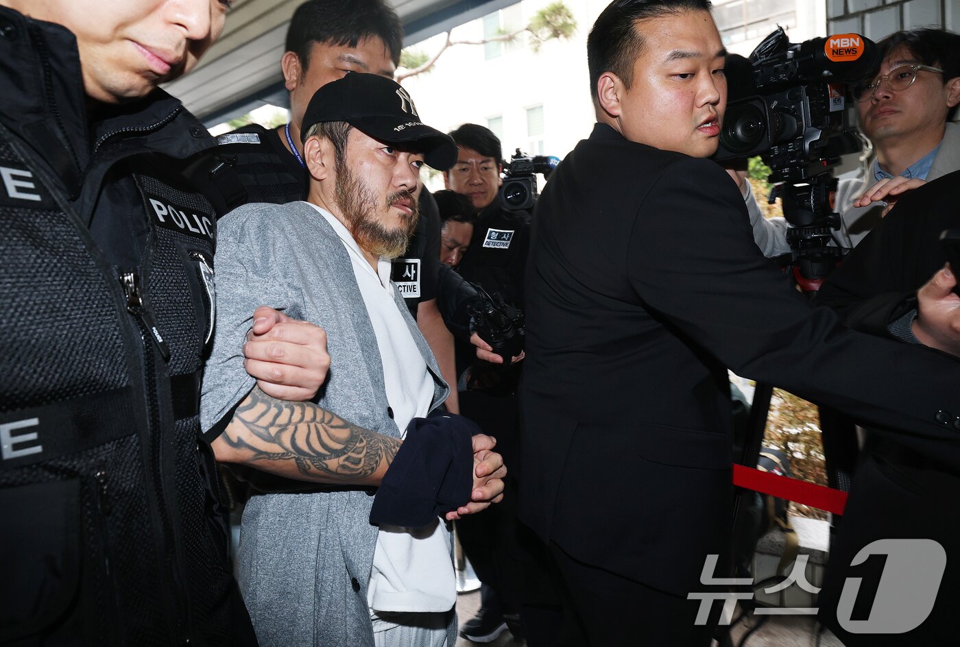 본문 이미지 - '마약왕' 박왕열(48)이 27일 경기 의정부시 의정부지방법원에서 열린 구속 전 피의자심문(영장실질심사)에 출석하고 있다.  2026.3.27 ⓒ 뉴스1 오대일 기자