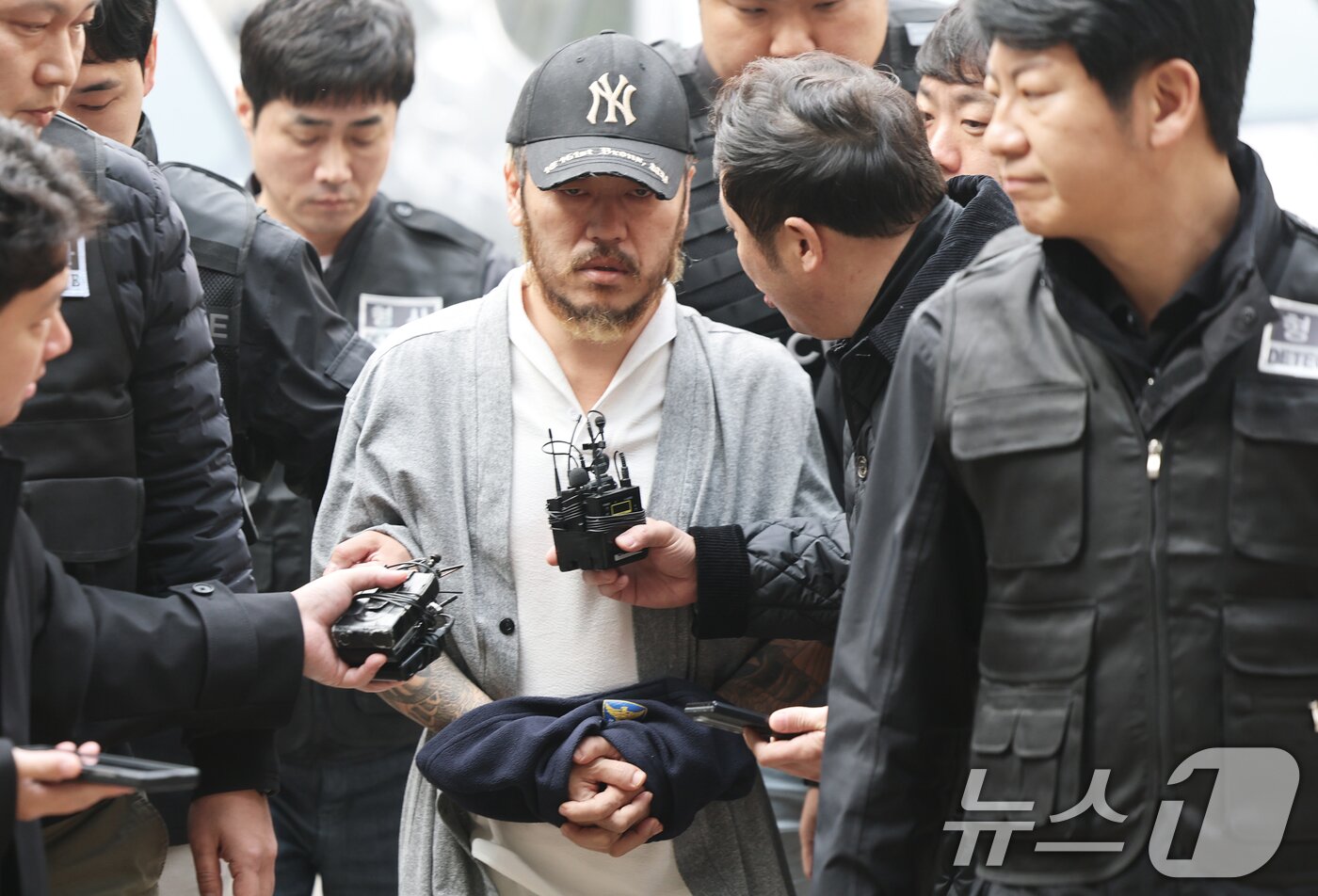 본문 이미지 - '마약왕' 박왕열(48)이 27일 경기 의정부시 의정부지방법원에서 열린 구속 전 피의자심문(영장실질심사)에 출석하고 있다.  2026.3.27 ⓒ 뉴스1 오대일 기자