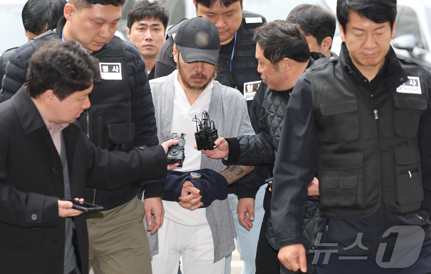 (의정부=뉴스1) 오대일 기자 = '마약왕' 박왕열(48)이 27일 경기 의정부시 의정부지방법원에서 열린 구속 전 피의자심문(영장실질심사)에 출석하고 있다.박왕열은 필리핀에서 ‘전 …