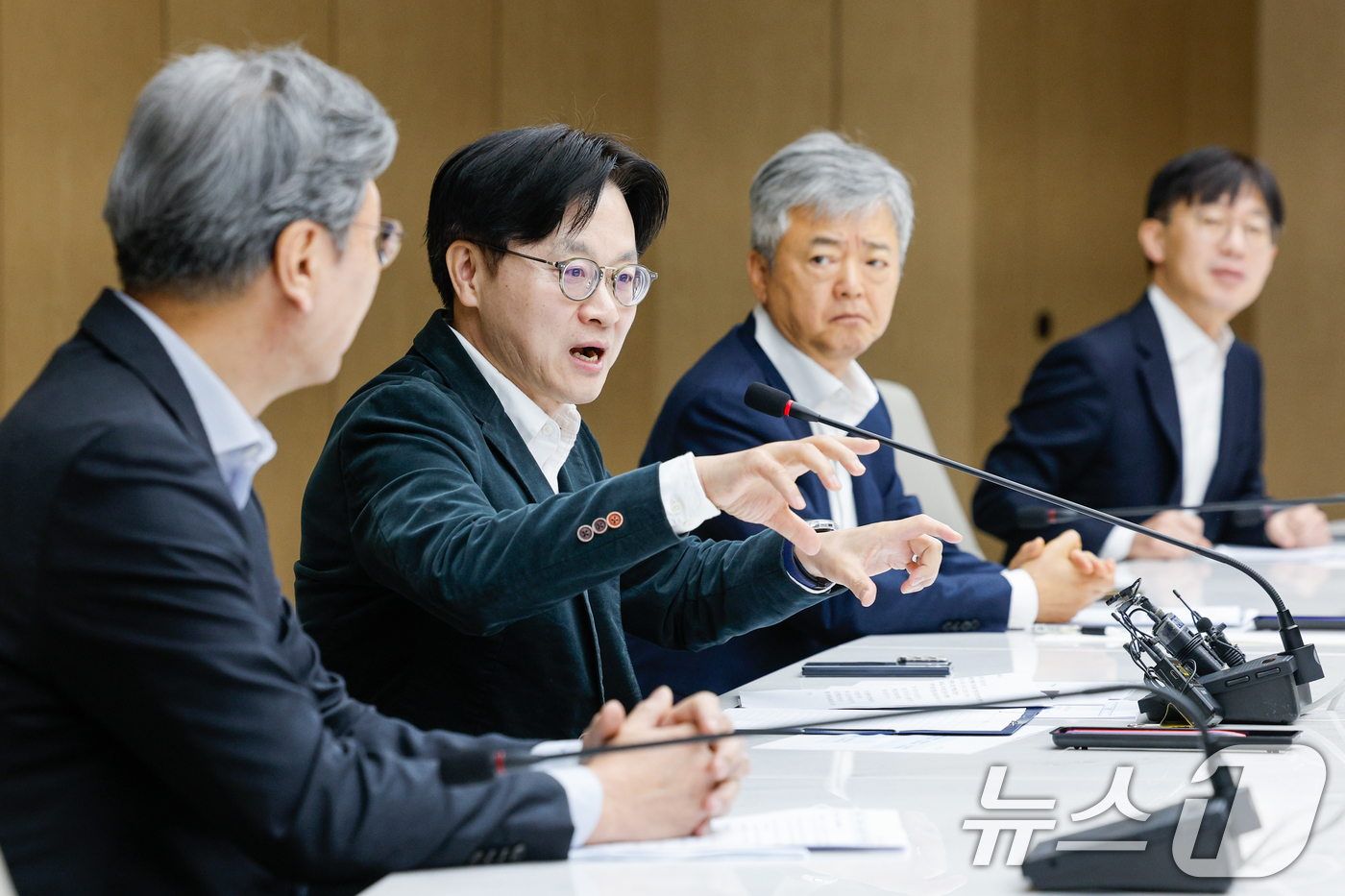 (서울=뉴스1) 안은나 기자 = 김정관 산업통상부 장관이 27일 오전 서울 중구 대한상공회의소에서 열린 중동전쟁 관련 경제단체 간담회에 참석해 모두 발언을 마친 후 참석자들과 대화 …