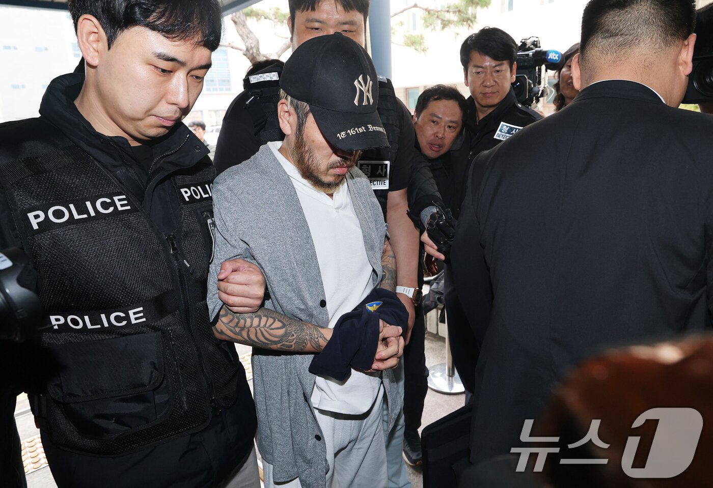 본문 이미지 - '마약왕' 박왕열(48)이 27일 경기 의정부시 의정부지방법원에서 열린 구속 전 피의자심문(영장실질심사)에 출석하고 있다. 2026.3.27 ⓒ 뉴스1 오대일 기자