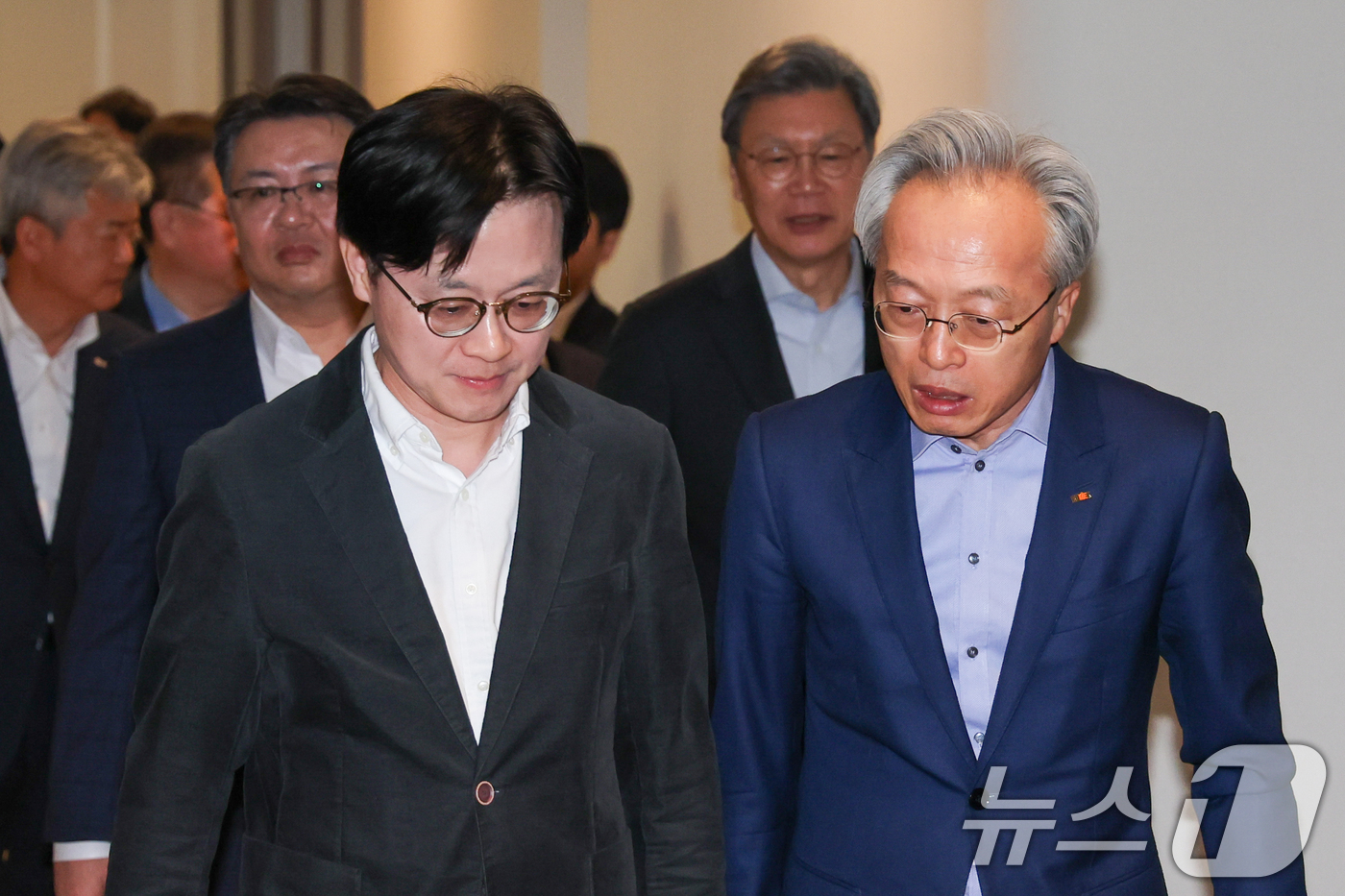 (서울=뉴스1) 안은나 기자 = 김정관 산업통상부 장관(왼쪽)과 최진식 한국중견기업연합회 회장이 27일 오전 서울 중구 대한상공회의소에서 열린 중동전쟁 관련 경제단체 간담회에 입장 …