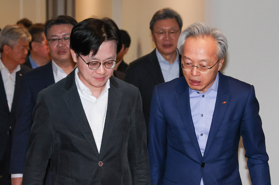 최진식 회장과 입장하는 김정관 장관