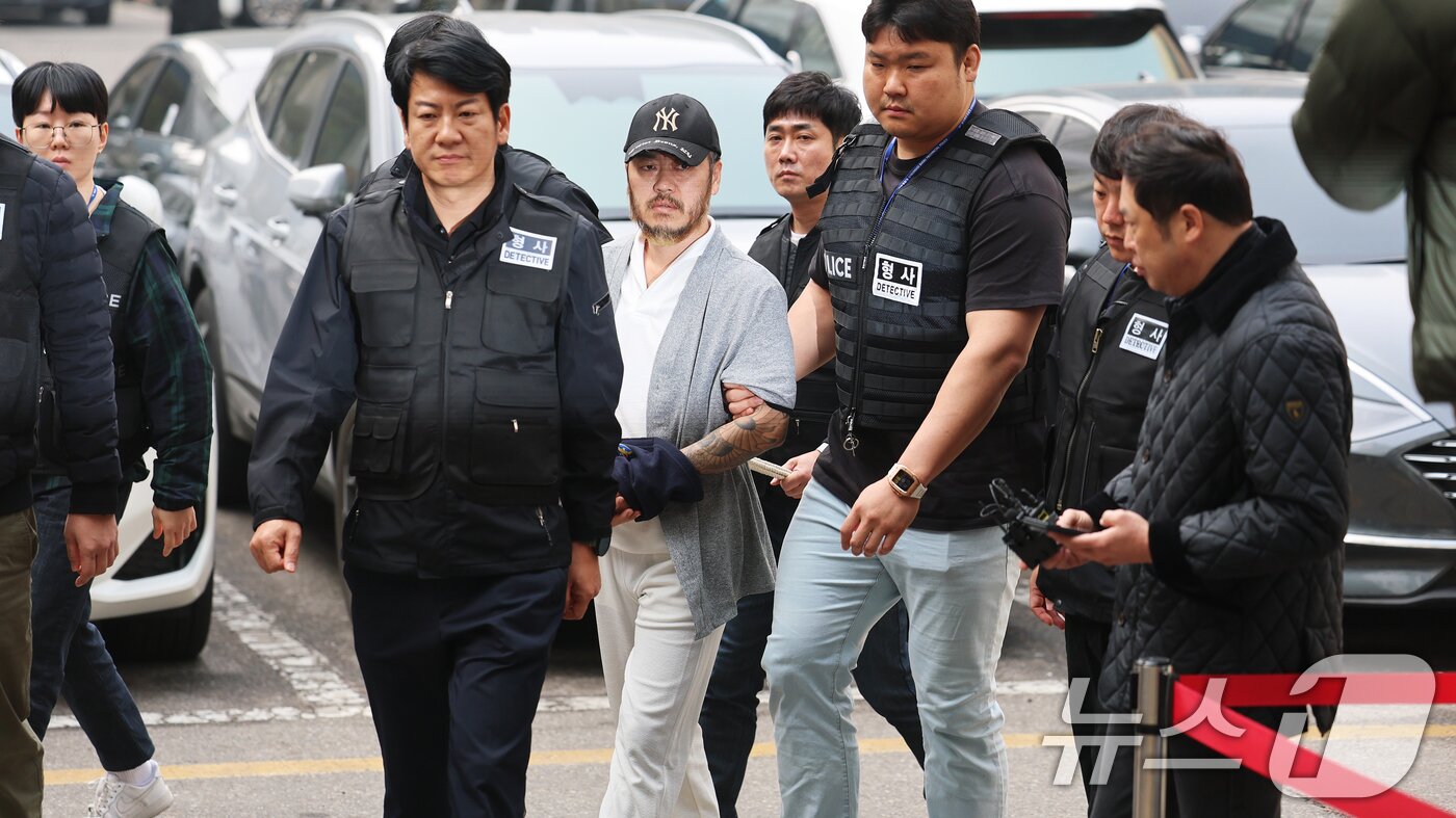 본문 이미지 - '마약왕' 박왕열(48)이 27일 경기 의정부시 의정부지방법원에서 열린 구속 전 피의자심문(영장실질심사)에 출석하고 있다.  ⓒ 뉴스1 오대일 기자