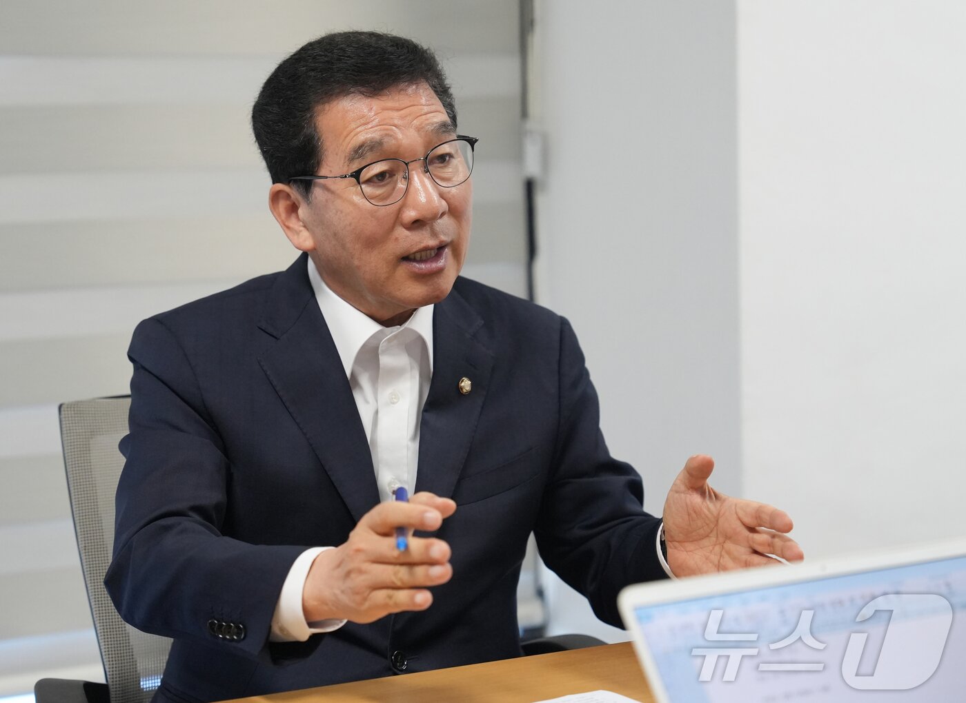 본문 이미지 - 신정훈 더불어민주당 국회의원(나주·화순)이 27일 나주지역사무소에서 뉴스1과 인터뷰를 갖고 있다.(의원실 제공, 재배포 및 DB 금지)2026.3.27 ⓒ 뉴스1