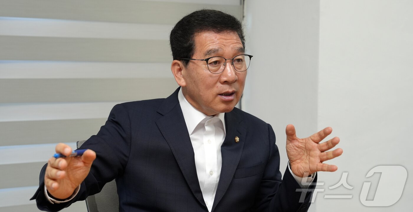 본문 이미지 - 신정훈 더불어민주당 국회의원(나주·화순)이 27일 나주지역사무소에서 뉴스1과 인터뷰를 갖고 있다.(의원실 제공, 재배포 및 DB 금지)2026.3.27 ⓒ 뉴스1