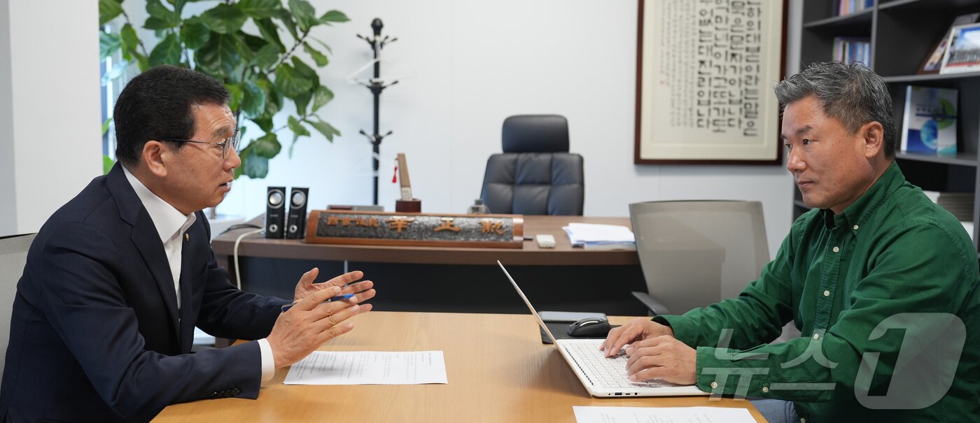 본문 이미지 - 신정훈 더불어민주당 국회의원(나주·화순)이 27일 나주지역사무소에서 뉴스1과 인터뷰를 갖고 있다.(의원실 제공, 재배포 및 DB 금지)2026.3.27 ⓒ 뉴스1