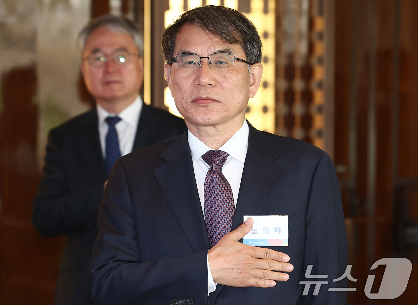 (서울=뉴스1) 김민지 기자 = 노태악 중앙선거관리위원장이 27일 오전 서울 중구 웨스틴조선호텔에서 열린 제9회 전국동시지방선거 선거자문위원회의에서 국민의례를 하고 있다. 2026 …