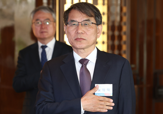 국민의례 하는 노태악 중앙선거관리위원장