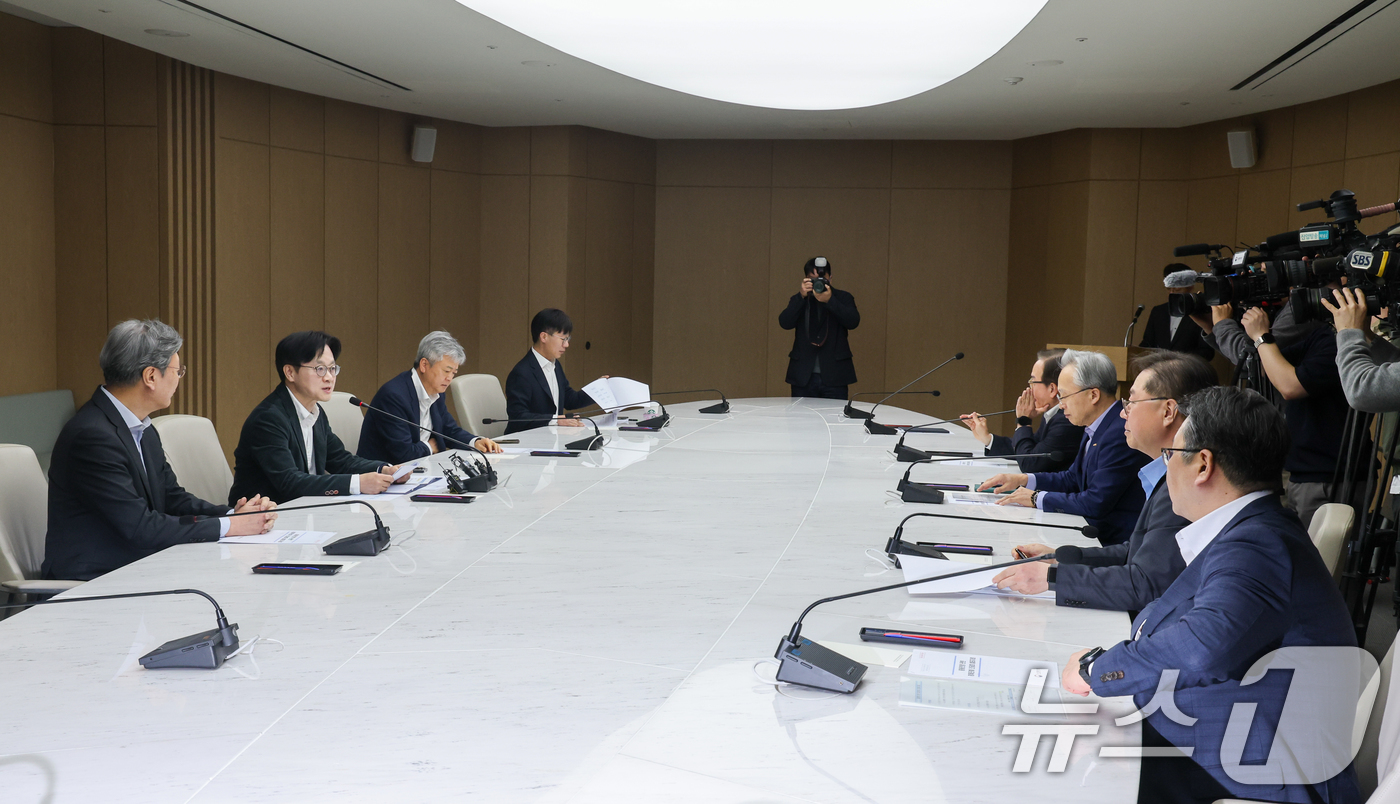 (서울=뉴스1) 안은나 기자 = 김정관 산업통상부 장관이 27일 오전 서울 중구 대한상공회의소에서 열린 중동전쟁 관련 경제단체 간담회에 참석해 모두 발언을 하고 있다. 2026.3 …