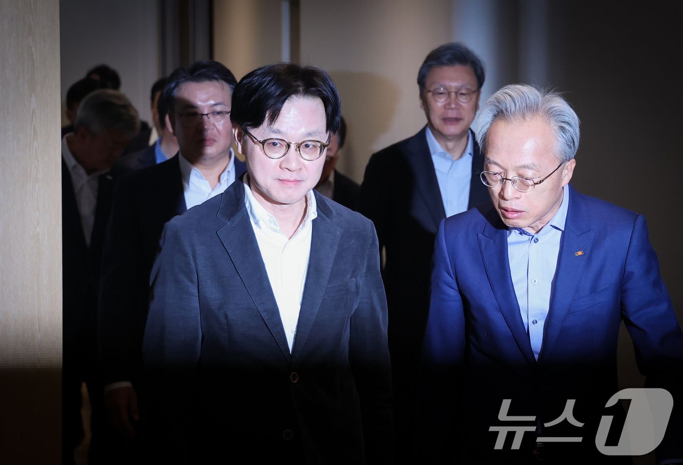 (서울=뉴스1) 안은나 기자 = 김정관 산업통상부 장관(왼쪽)과 최진식 한국중견기업연합회 회장이 27일 오전 서울 중구 대한상공회의소에서 열린 중동전쟁 관련 경제단체 간담회에 입장 …