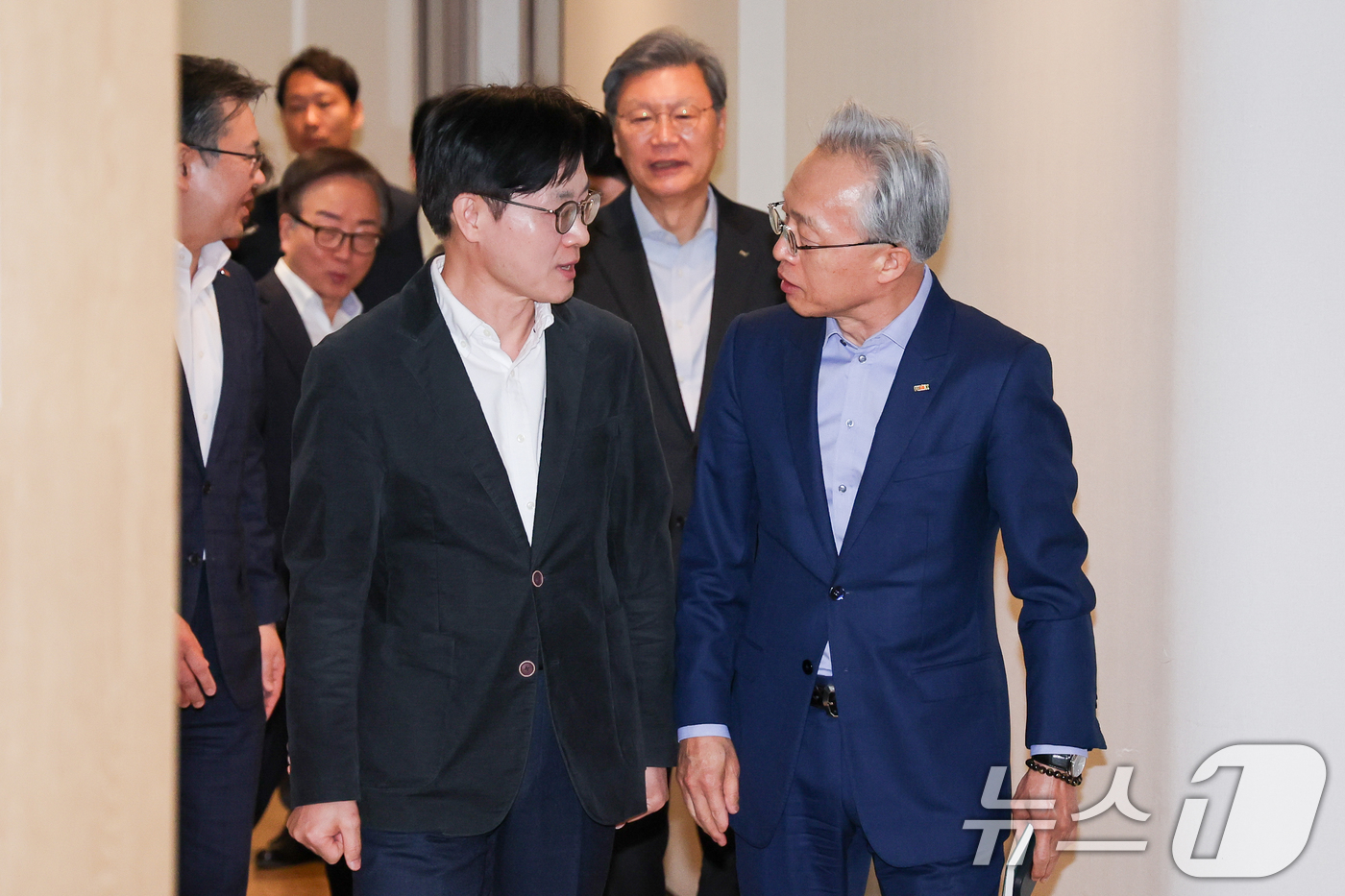 (서울=뉴스1) 안은나 기자 = 김정관 산업통상부 장관(왼쪽)과 최진식 한국중견기업연합회 회장이 27일 오전 서울 중구 대한상공회의소에서 열린 중동전쟁 관련 경제단체 간담회에 입장 …