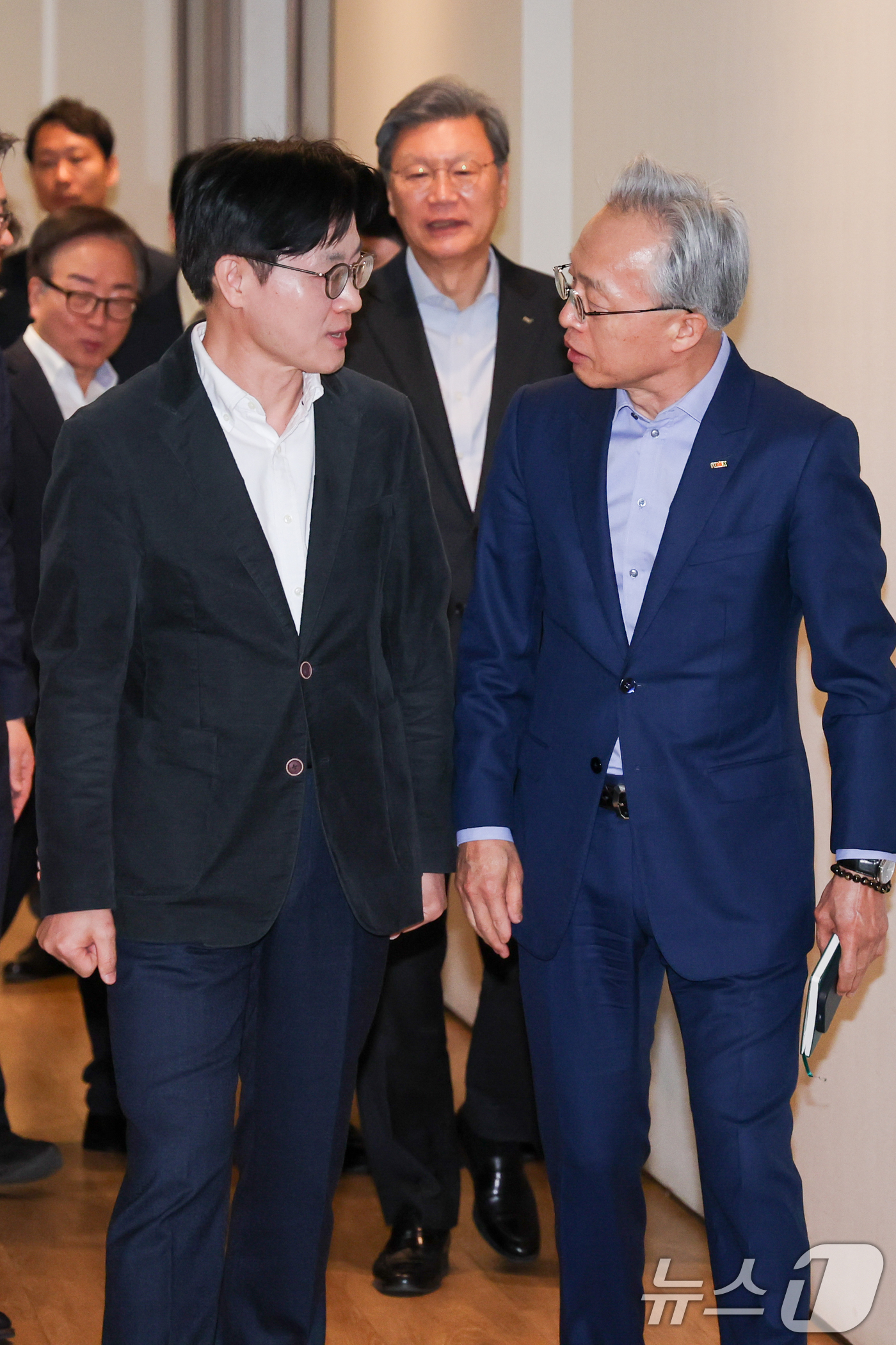 (서울=뉴스1) 안은나 기자 = 김정관 산업통상부 장관(왼쪽)과 최진식 한국중견기업연합회 회장이 27일 오전 서울 중구 대한상공회의소에서 열린 중동전쟁 관련 경제단체 간담회에 입장 …