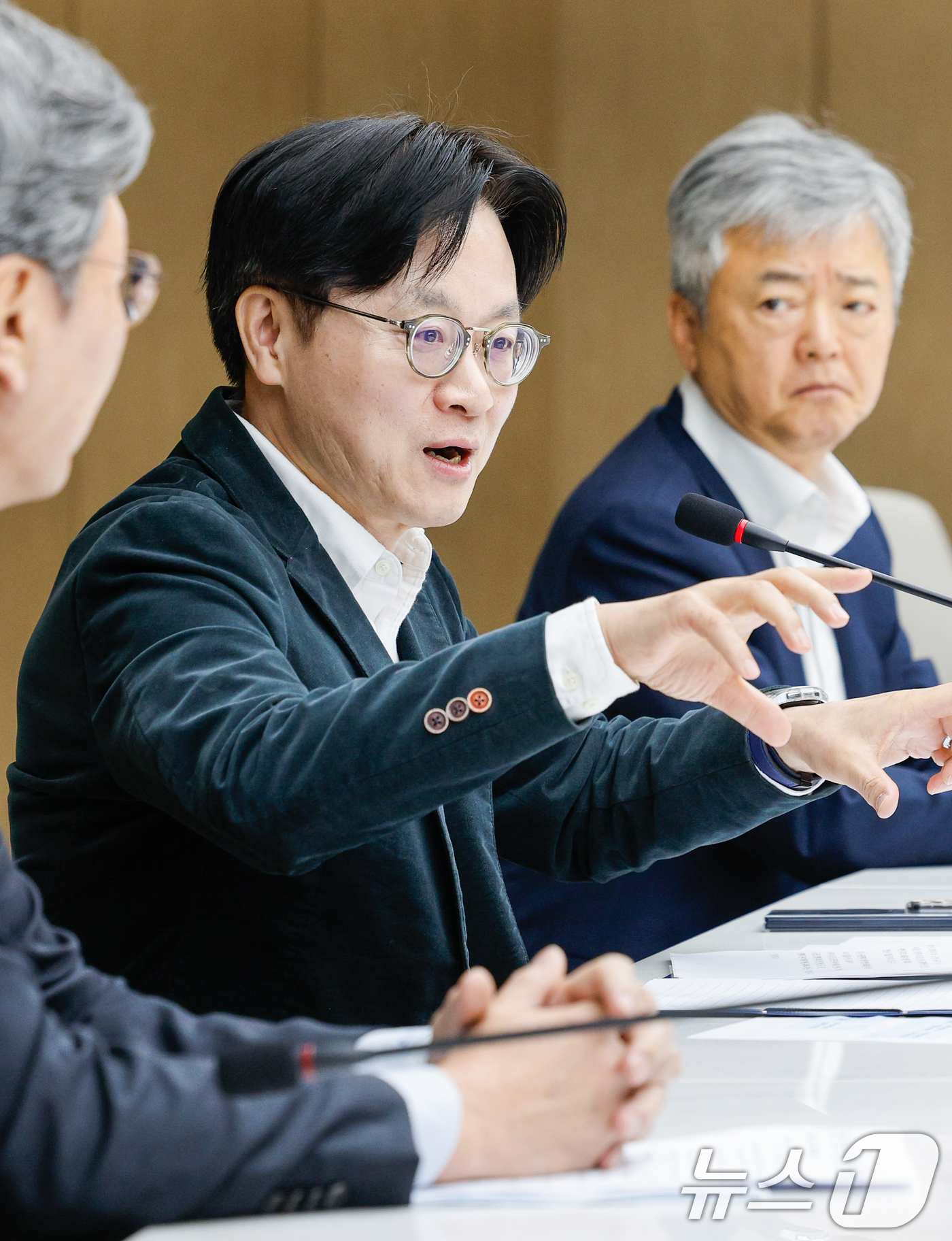 (서울=뉴스1) 안은나 기자 = 김정관 산업통상부 장관이 27일 오전 서울 중구 대한상공회의소에서 열린 중동전쟁 관련 경제단체 간담회에 참석해 모두 발언을 마친 후 참석자들과 대화 …