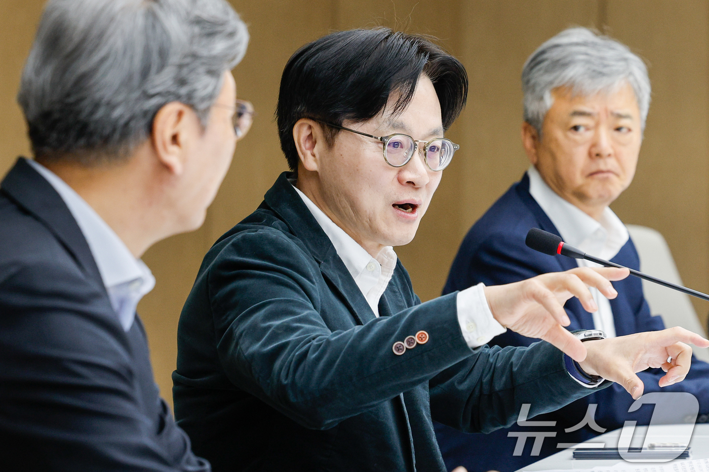 (서울=뉴스1) 안은나 기자 = 김정관 산업통상부 장관이 27일 오전 서울 중구 대한상공회의소에서 열린 중동전쟁 관련 경제단체 간담회에 참석해 모두 발언을 마친 후 참석자들과 대화 …