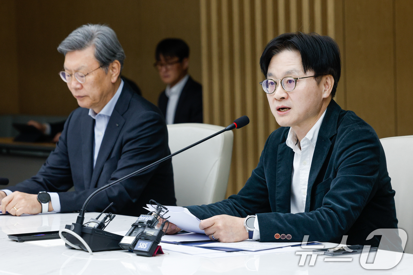 (서울=뉴스1) 안은나 기자 = 김정관 산업통상부 장관이 27일 오전 서울 중구 대한상공회의소에서 열린 중동전쟁 관련 경제단체 간담회에 참석해 모두 발언을 하고 있다. 왼쪽은 김창 …