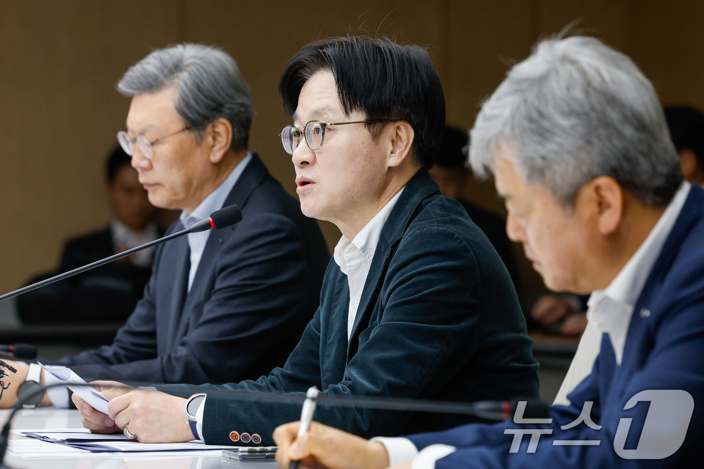 (서울=뉴스1) 안은나 기자 = 김정관 산업통상부 장관이 27일 오전 서울 중구 대한상공회의소에서 열린 중동전쟁 관련 경제단체 간담회에 참석해 모두 발언을 하고 있다. 왼쪽부터 김 …