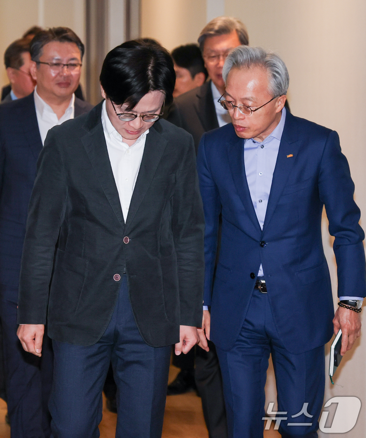 (서울=뉴스1) 안은나 기자 = 김정관 산업통상부 장관(왼쪽)과 최진식 한국중견기업연합회 회장이 27일 오전 서울 중구 대한상공회의소에서 열린 중동전쟁 관련 경제단체 간담회에 입장 …