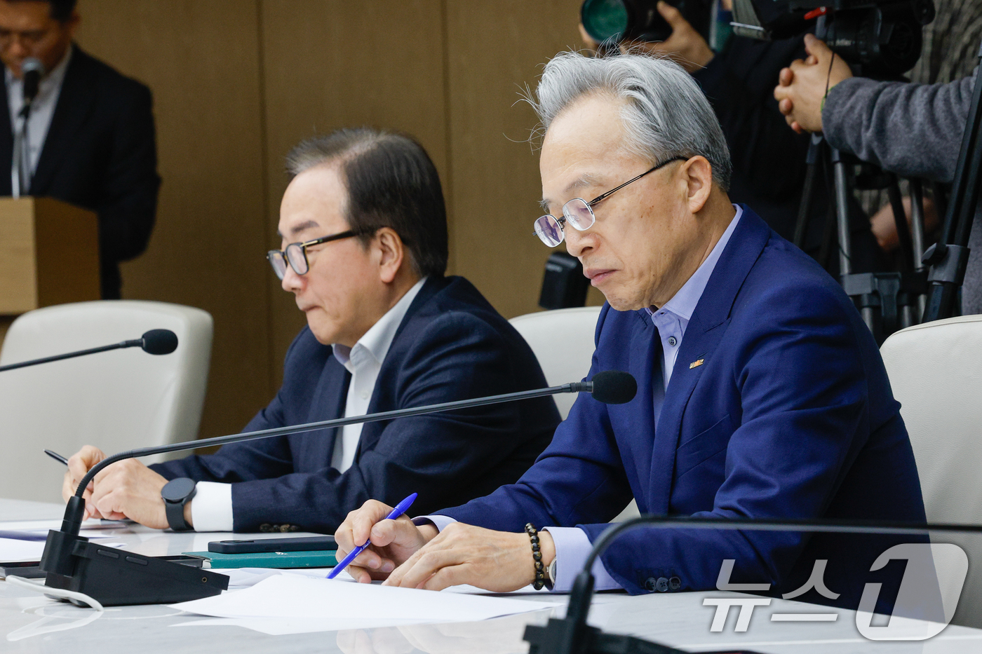 (서울=뉴스1) 안은나 기자 = 최진식 한국중견기업연합회 회장(오른쪽)과 이동근 한국경영자총협회 부회장이 27일 오전 서울 중구 대한상공회의소에서 열린 중동전쟁 관련 경제단체 간담 …