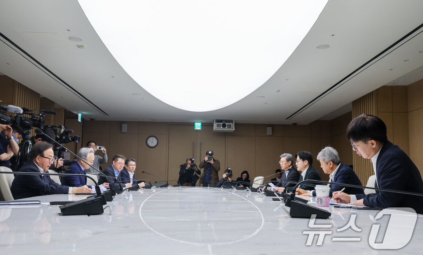 (서울=뉴스1) 안은나 기자 = 김정관 산업통상부 장관이 27일 오전 서울 중구 대한상공회의소에서 열린 중동전쟁 관련 경제단체 간담회에 참석해 모두 발언을 하고 있다. 2026.3 …