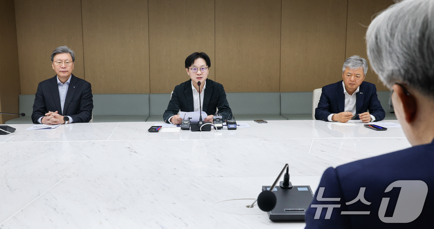 (서울=뉴스1) 안은나 기자 = 김정관 산업통상부 장관이 27일 오전 서울 중구 대한상공회의소에서 열린 중동전쟁 관련 경제단체 간담회에 참석해 모두 발언을 하고 있다. 왼쪽부터 김 …