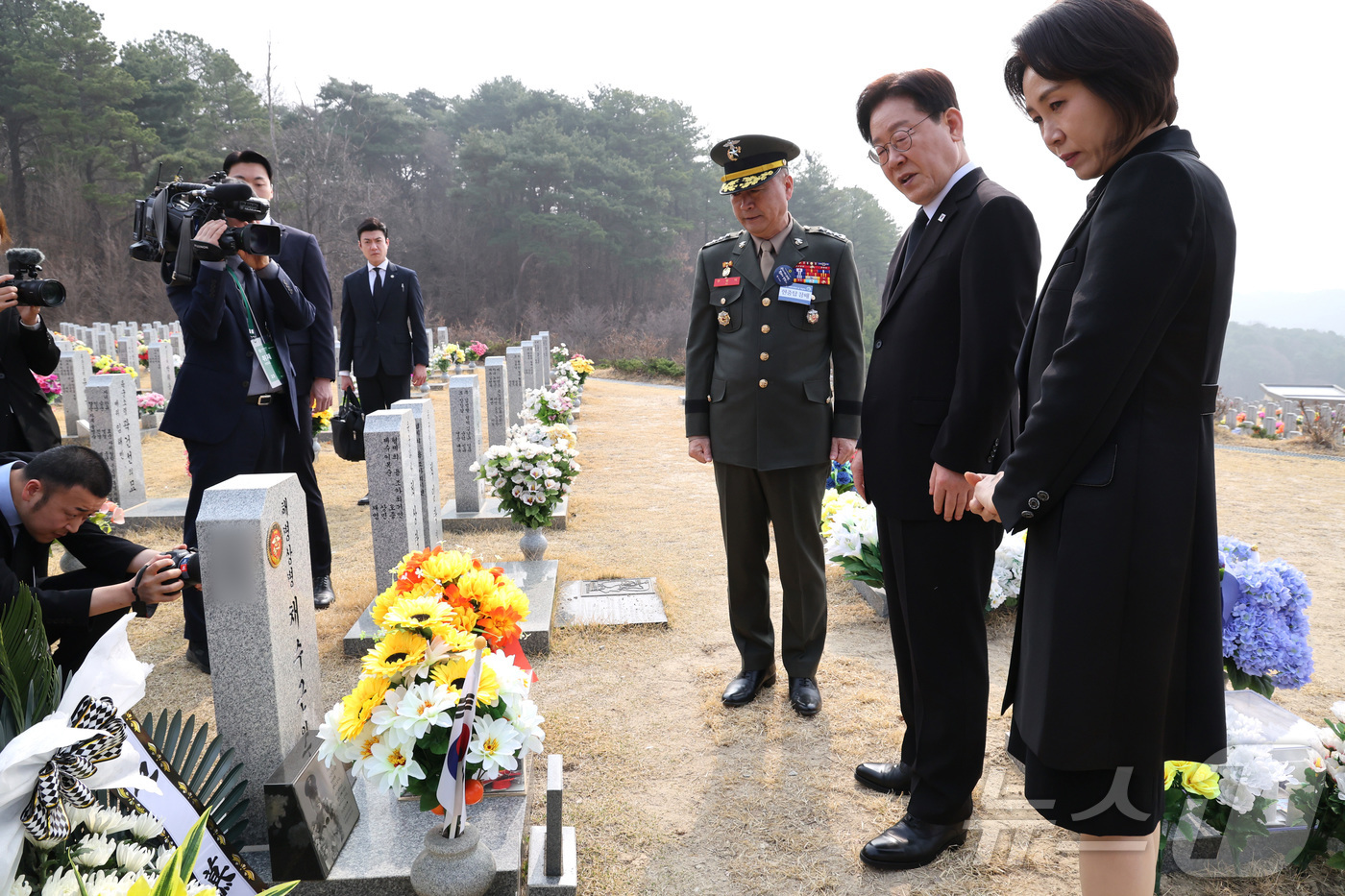 (대전=뉴스1) 허경 기자 = 이재명 대통령과 김혜경 여사가 27일 대전 국립대전현충원에서 故 채수근 상병 묘역을 참배하고 있다. 2026.3.27/뉴스1