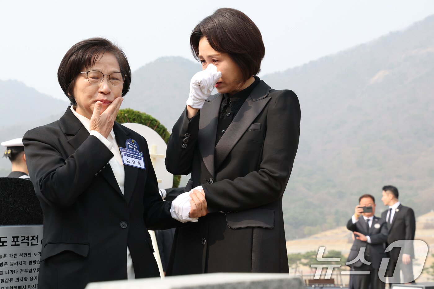 본문 이미지 - 김혜경 여사가 27일 대전 국립대전현충원 제2연평해전 및 연평도 포격전 묘역에서 故 서정우 하사 어머니 김오복 씨와 함께 눈물을 흘리고 있다. 2026.3.27 ⓒ 뉴스1 허경 기자