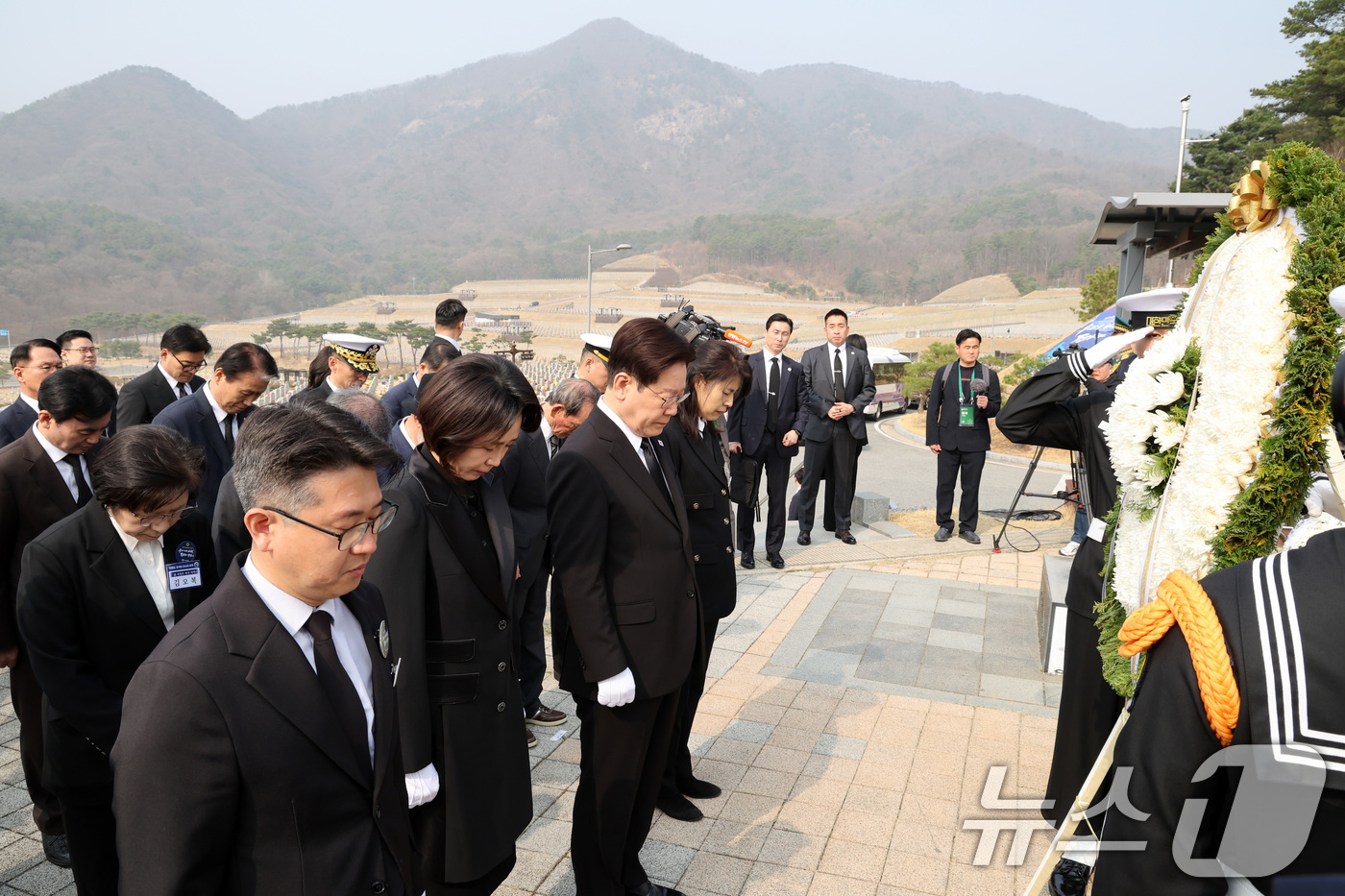 (대전=뉴스1) 허경 기자 = 이재명 대통령과 김혜경 여사가 27일 대전 국립대전현충원 제2연평해전 및 연평도 포격전 묘역에서 참배하고 있다. 2026.3.27/뉴스1