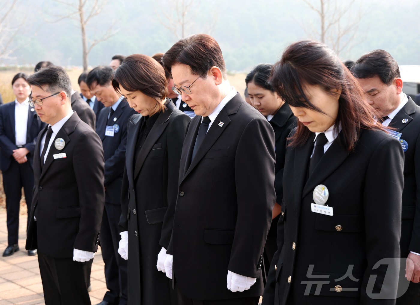 (대전=뉴스1) 허경 기자 = 이재명 대통령과 김혜경 여사가 27일 대전 국립대전현충원 천안함 용사 묘역에서 참배하고 있다. 2026.3.27/뉴스1