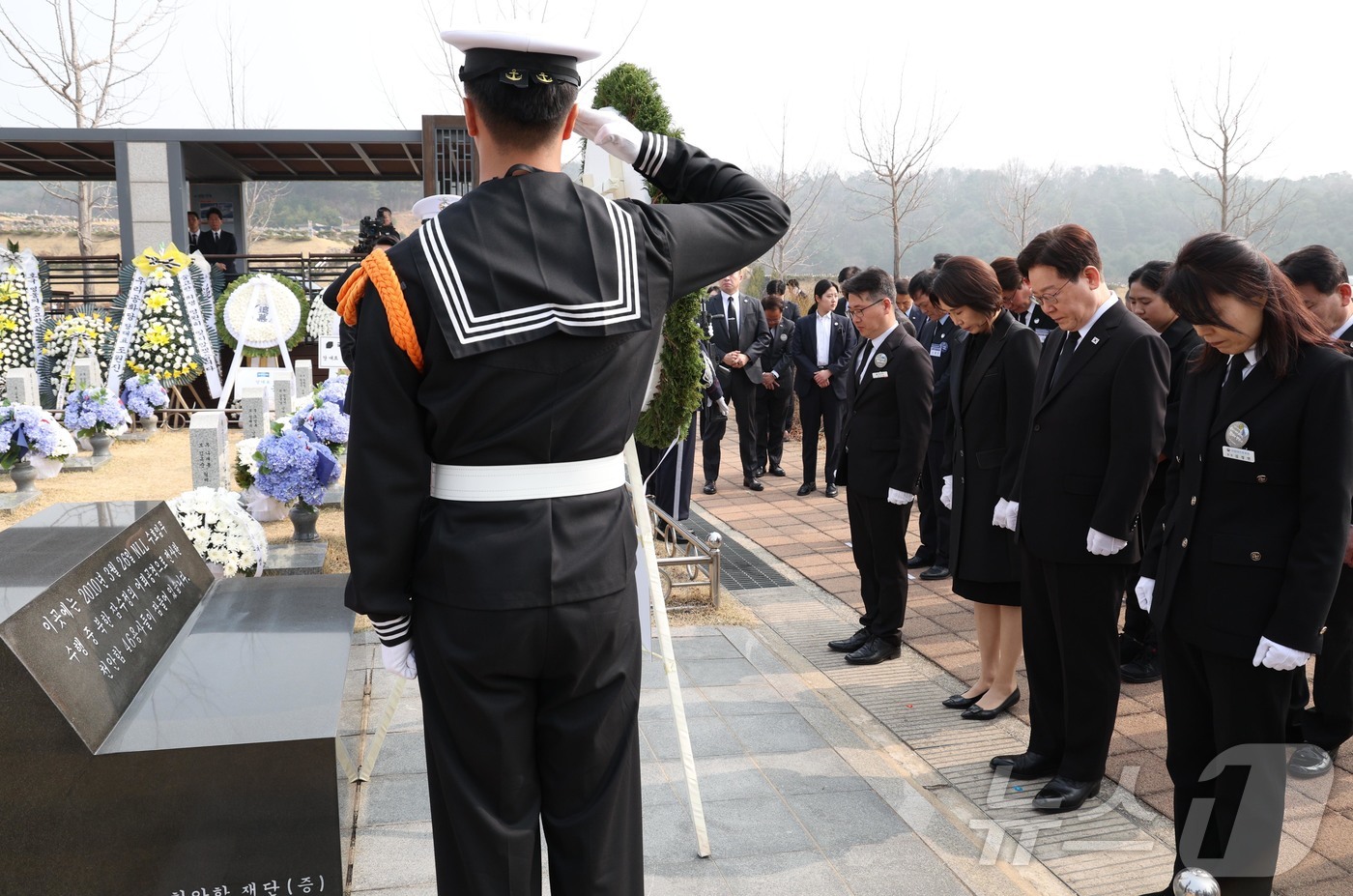 (대전=뉴스1) 허경 기자 = 이재명 대통령과 김혜경 여사가 27일 대전 국립대전현충원 천안함 용사 묘역에서 참배하고 있다. 2026.3.27/뉴스1