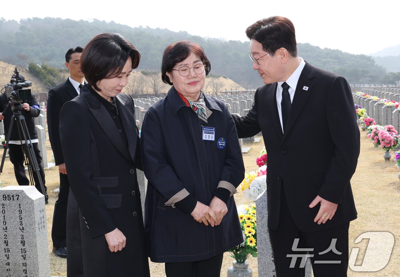 본문 이미지 - 이재명 대통령과 김혜경 여사가 27일 대전 국립대전현충원 천안함 용사 묘역에서 故 한준호 준위 배우자 김말순 씨를 위로 하고 있다. 2026.3.27 ⓒ 뉴스1 허경 기자