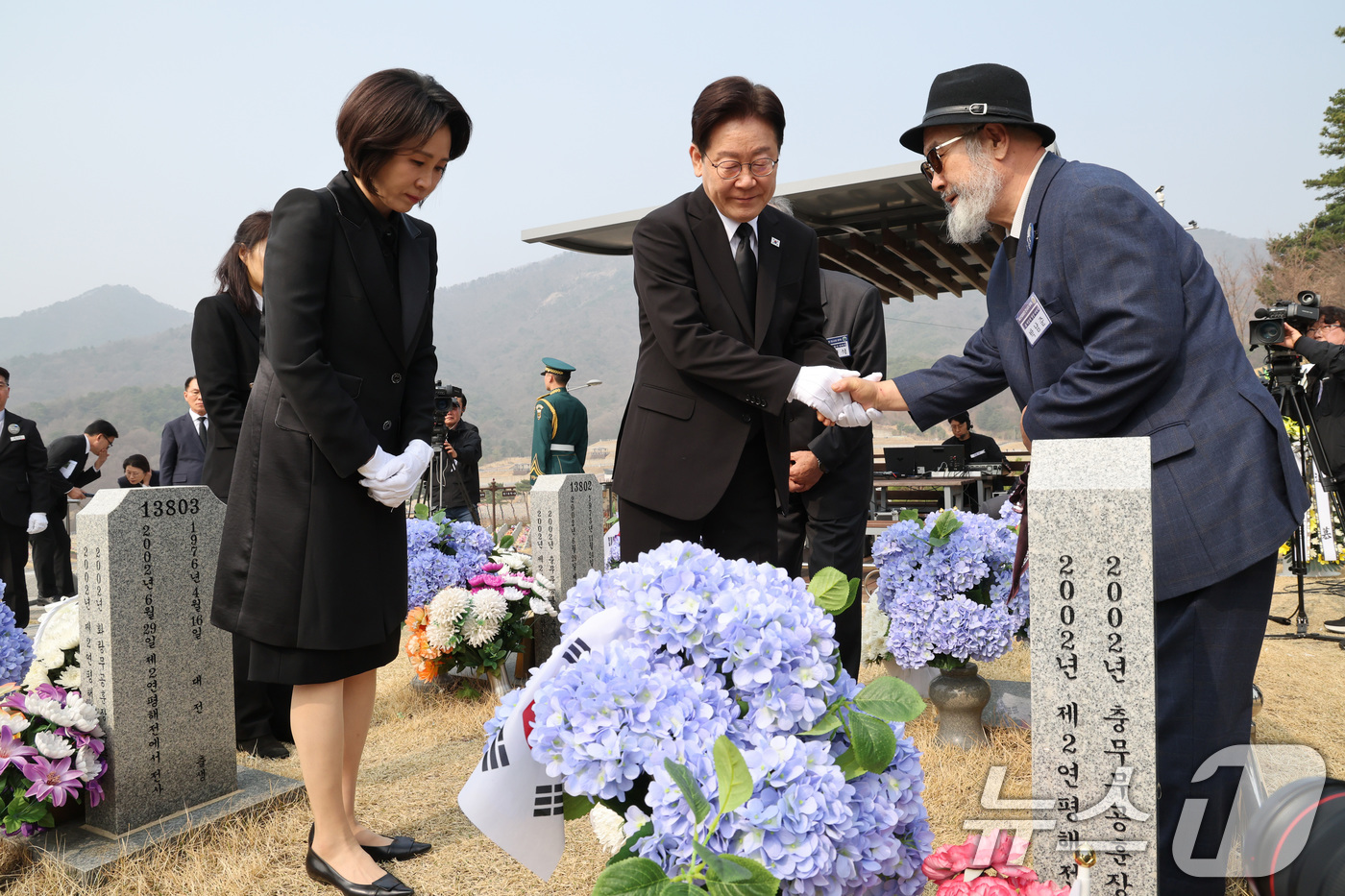 (대전=뉴스1) 허경 기자 = 이재명 대통령이 27일 대전 국립대전현충원 제2연평해전 및 연평도 포격전 묘역에서 故 박동혁 병장 아버지 박남준 씨 손은 잡고 있다. 2026.3.2 …