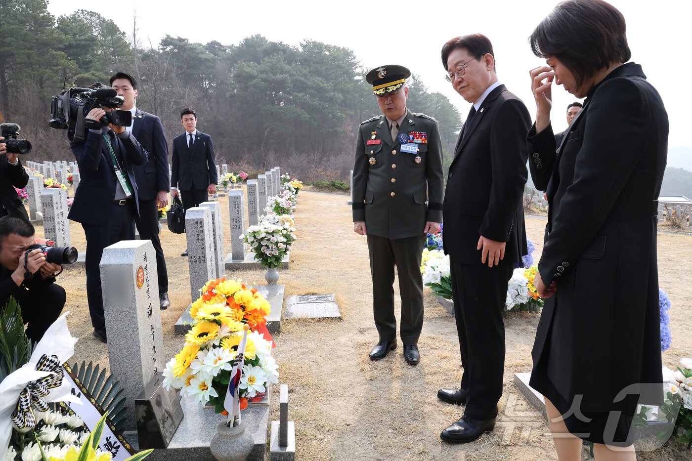 본문 이미지 - 이재명 대통령과 김혜경 여사가 27일 대전 국립대전현충원에서 고 채수근 상병 묘역을 참배하고 있다. 2026.3.27 ⓒ 뉴스1 허경 기자