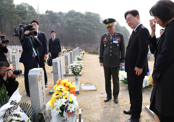 故 채수근 상병 묘역 찾은 이재명 대통령·김혜경 여사
