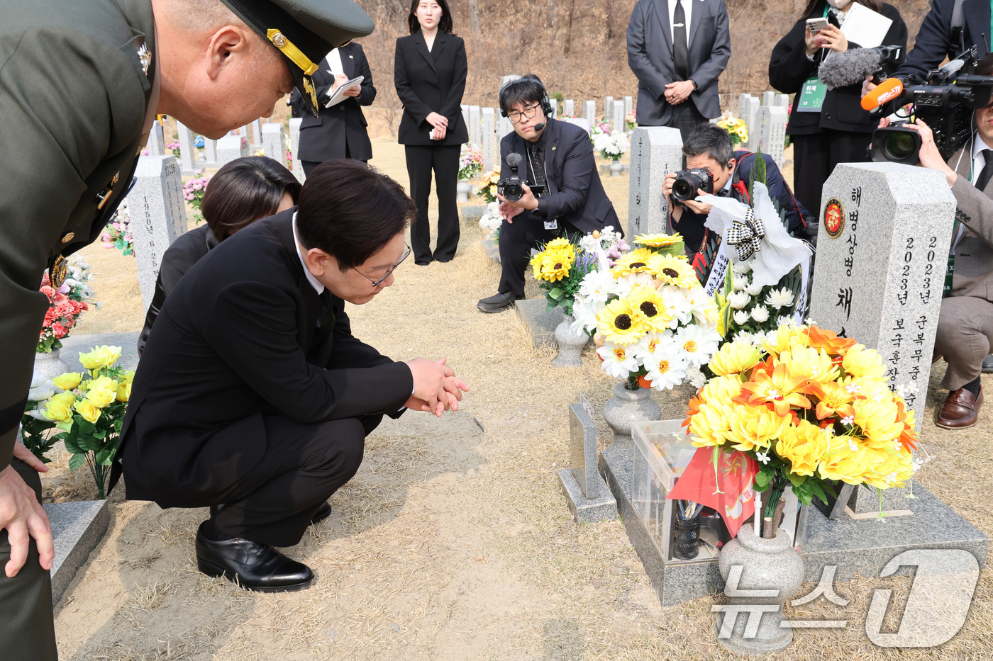 (대전=뉴스1) 허경 기자 = 이재명 대통령과 김혜경 여사가 27일 대전 국립대전현충원에서 故 채수근 상병 묘역을 참배하고 있다. 2026.3.27/뉴스1