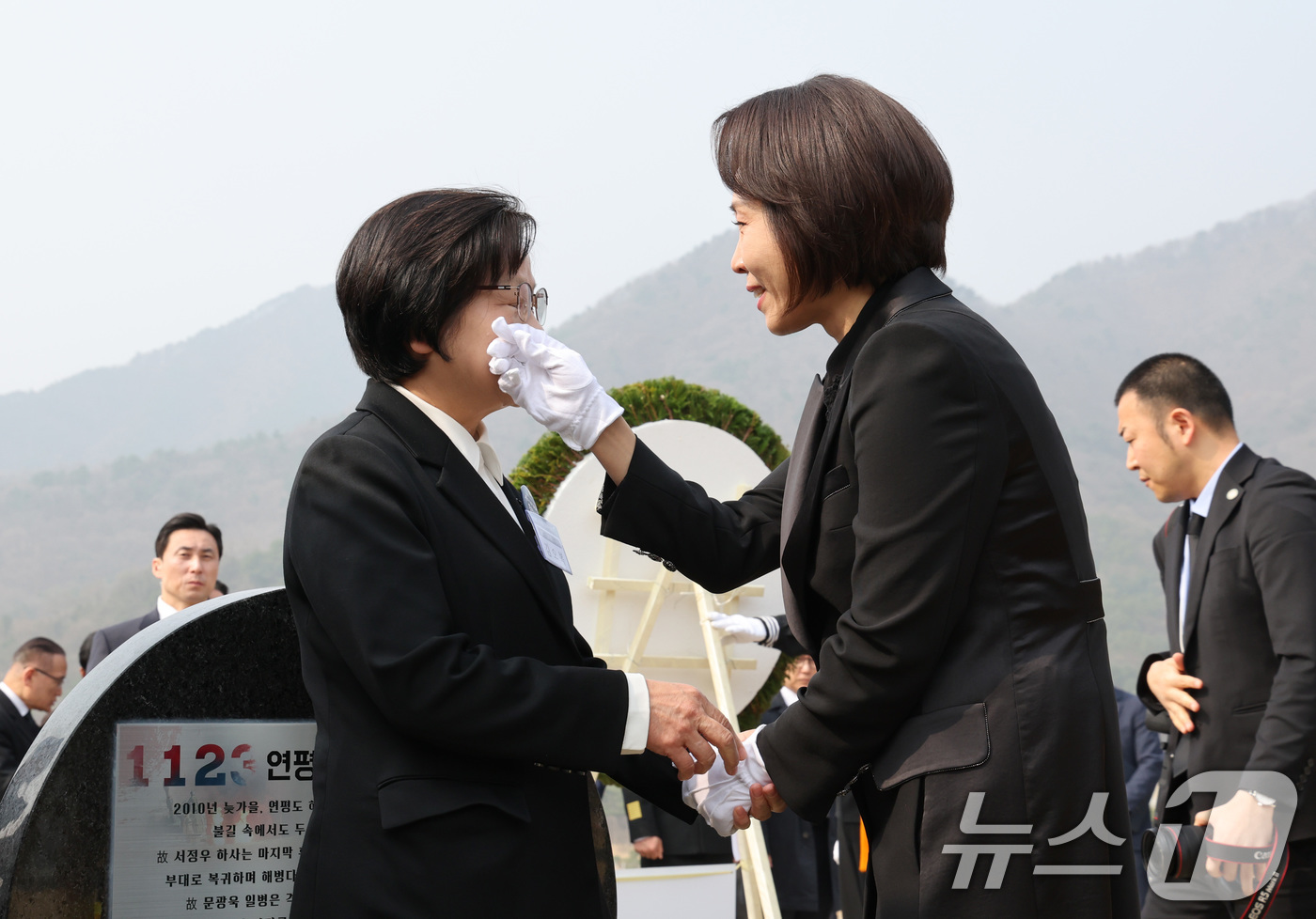 (대전=뉴스1) 허경 기자 = 김혜경 여사가 27일 대전 국립대전현충원 제2연평해전 및 연평도 포격전 묘역에서 故 서정우 하사 어머니 김오복 씨 눈물 닦아주고 있다. 2026.3. …