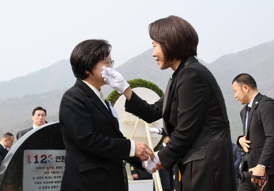 故 서정우 하사 어머니 눈물 닦아주는 김혜경 여사