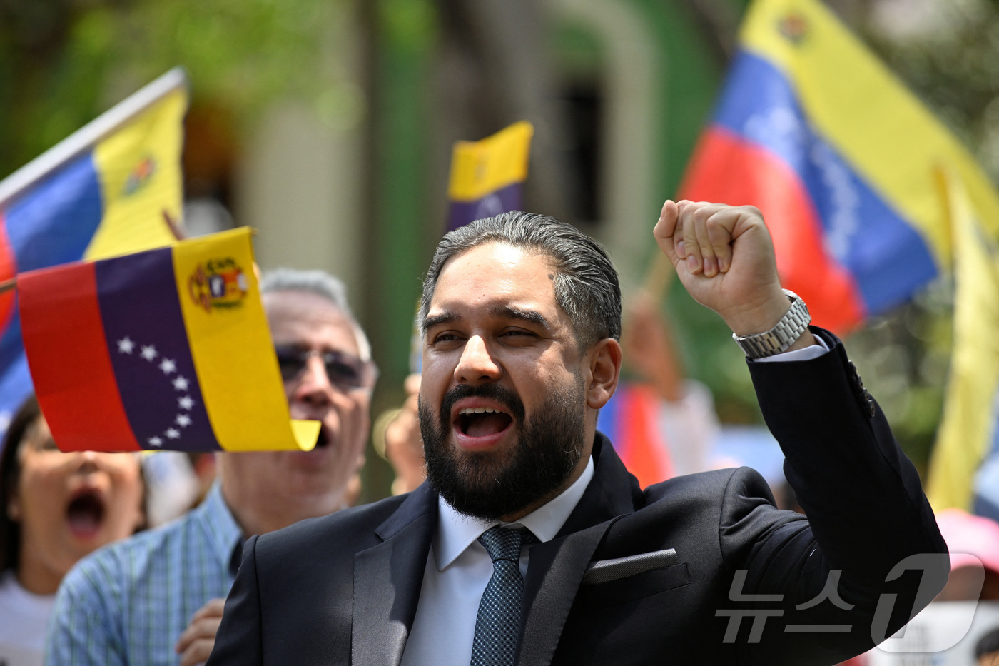 (카라카스 로이터=뉴스1) 이창규 기자 = 니콜라스 마두로 전 베네수엘라 대통령의 아들인 니콜라스 마두로 게라가 26일(현지시간) 아버지를 지지하기 위해 모인 사람들 앞에서 주먹을 …