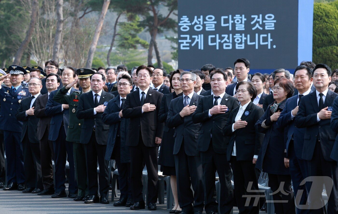 본문 이미지 - 이재명 대통령이 27일 국립대전현충원에서 열린 제11회 서해수호의 날 기념식에서 국민의례를 하고 있다. 2026.3.27 ⓒ 뉴스1 허경 기자