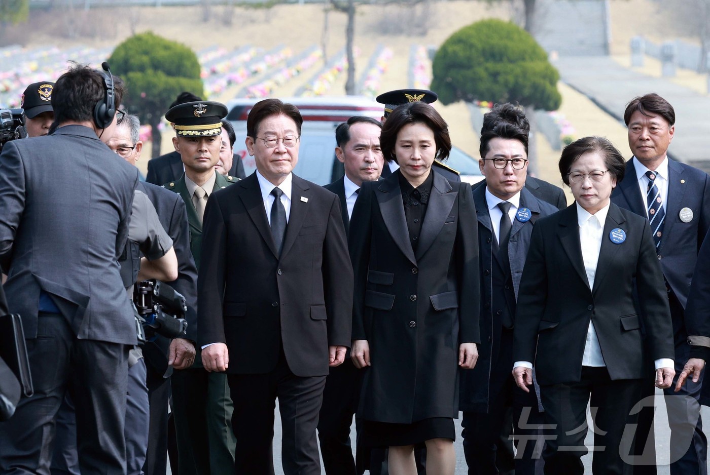(대전=뉴스1) 허경 기자 = 이재명 대통령과 김혜경 여사가 27일 국립대전현충원에서 열린 제11회 서해수호의 날 기념식에 입장하고 있다 2026.3.27/뉴스1