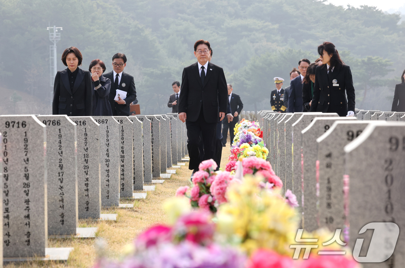 (대전=뉴스1) 허경 기자 = 이재명 대통령과 김혜경 여사가 27일 대전 국립대전현충원 천안함 용사 묘역에 참배 후 묘역을 돌아보고 있다. 2026.3.27/뉴스1