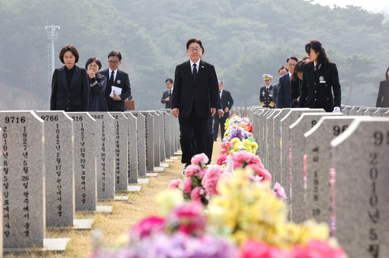 천안함 용사 묘역 찾은 이재명 대통령·김혜경 여사