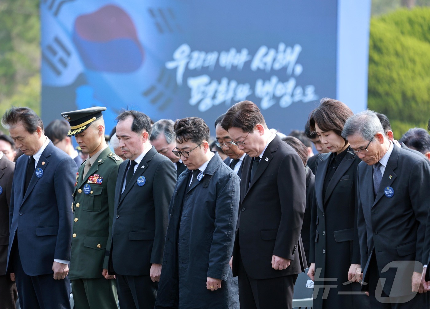 (대전=뉴스1) 허경 기자 = 이재명 대통령과 김혜경 여사가 27일 국립대전현충원에서 열린 제11회 서해수호의 날 기념식에서 묵념을 하고 있다.  2026.3.27/뉴스1