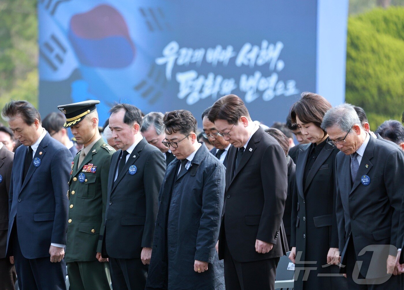 본문 이미지 - 이재명 대통령과 김혜경 여사가 27일 국립대전현충원에서 열린 제11회 서해수호의 날 기념식에서 묵념을 하고 있다. 2026.3.27 ⓒ 뉴스1 허경 기자