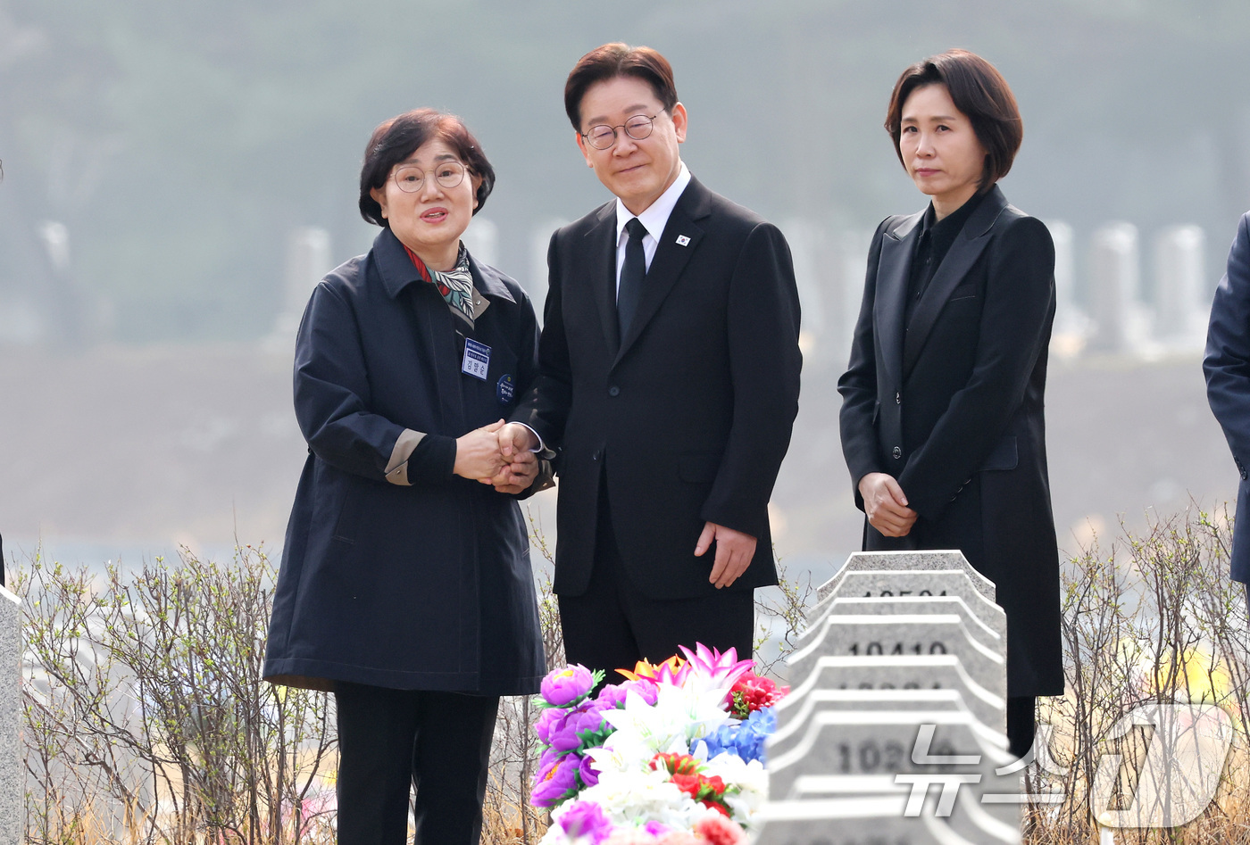 (대전=뉴스1) 허경 기자 = 이재명 대통령과 김혜경 여사가 27일 대전 국립대전현충원 천안함 용사 묘역에서 故 한준호 준위 배우자 김말순 씨를 위로하고 있다. 2026.3.27/ …