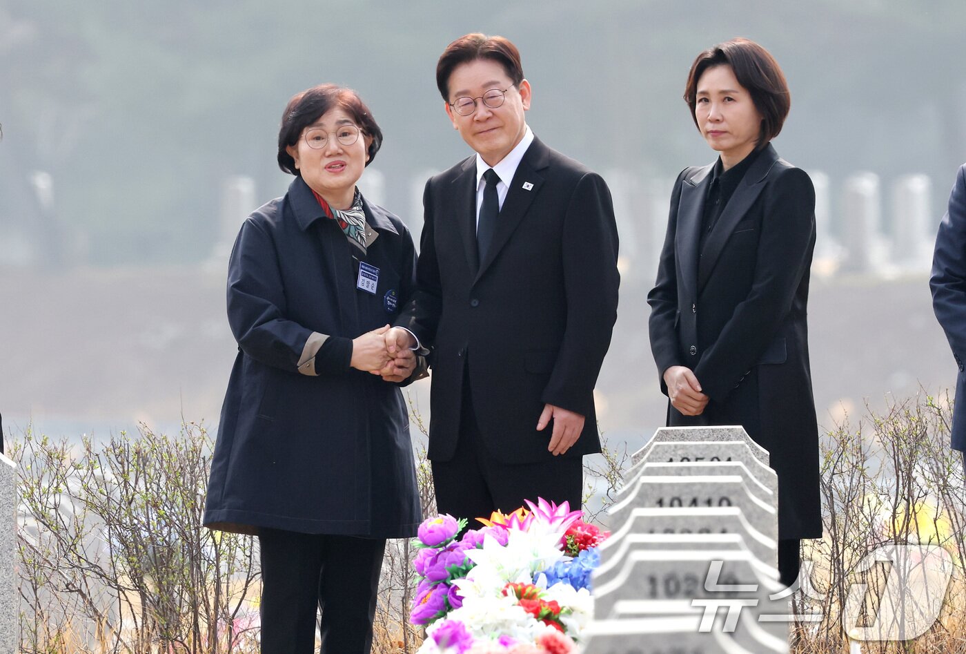 본문 이미지 - 이재명 대통령과 김혜경 여사가 27일 대전 국립대전현충원 천안함 용사 묘역에서 故 한준호 준위 배우자 김말순 씨를 위로하고 있다. 2026.3.27 ⓒ 뉴스1 허경 기자