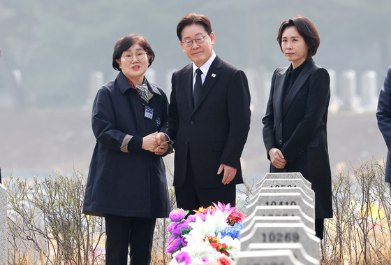 천안함 유가족 위로하는 이재명 대통령·김혜경 여사